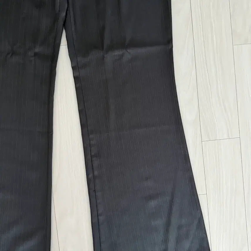 [SOLD OUT] (새상품) 26SS 헬렛 슬림 플레어 스트라이프 슬랙스 차콜 L