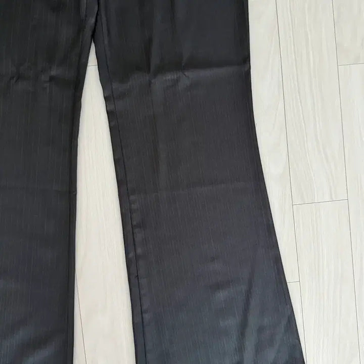 [SOLD OUT] (새상품) 26SS 헬렛 슬림 플레어 스트라이프 슬랙스 차콜 L