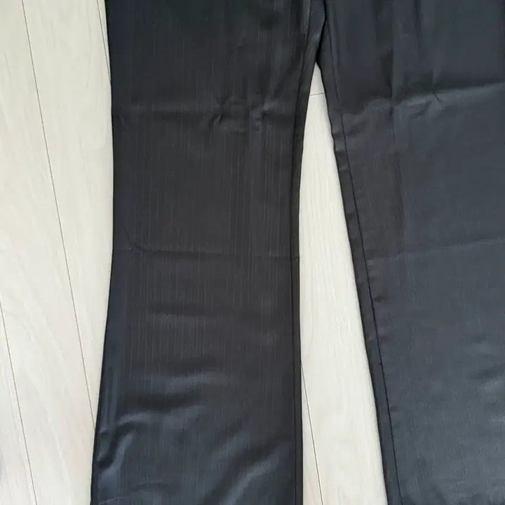 [SOLD OUT] (새상품) 26SS 헬렛 슬림 플레어 스트라이프 슬랙스 차콜 L