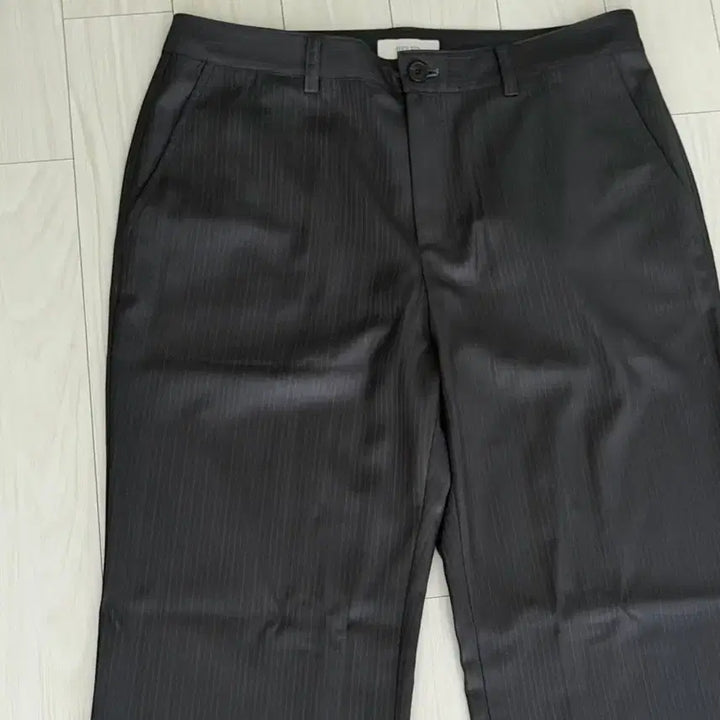 [SOLD OUT] (새상품) 26SS 헬렛 슬림 플레어 스트라이프 슬랙스 차콜 L