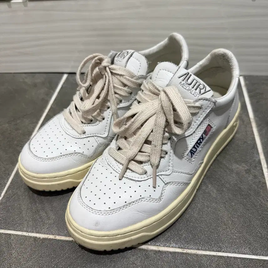 [BUNJANG] Autry Medalist Low Leather Sneakers / 오트리 메달리스트 로우 레더 스니커즈 운동화