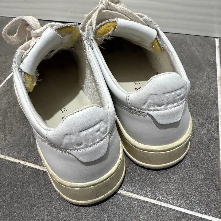 [BUNJANG] Autry Medalist Low Leather Sneakers / 오트리 메달리스트 로우 레더 스니커즈 운동화