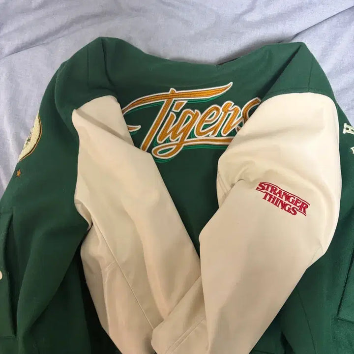 [BUNJANG] H&amp;M Stranger Things Varsity Jacket / (L) HM 기묘한 이야기 스띵 바시티 자켓