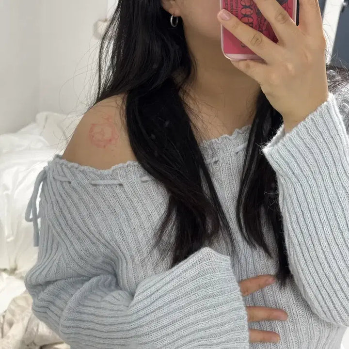 [BUNJANG] Daisy2L Miju Strap Off-shoulder Knit Top / 데이지투엘 미주 스트랩 오프숄더 니트 소라
