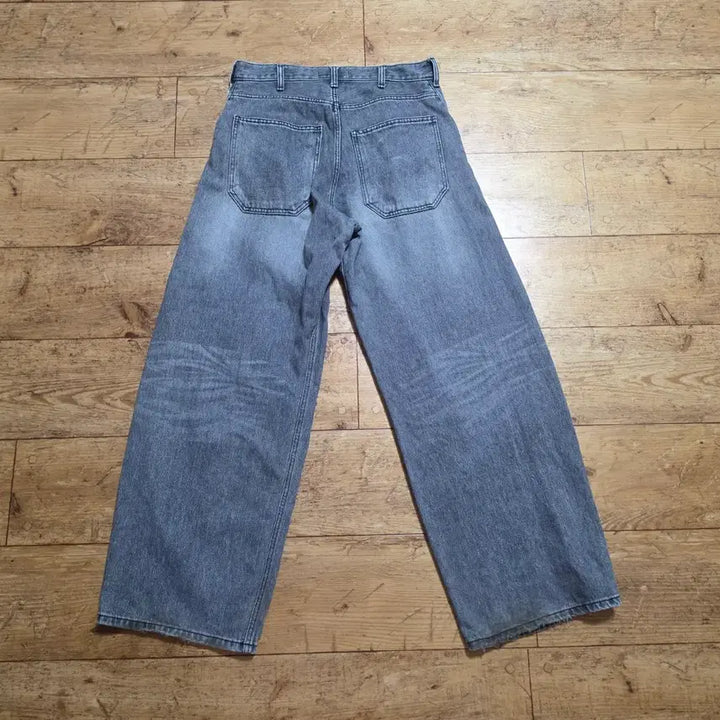 [SOLD OUT] [2] 해칭룸 와이드 커브드 진 워시드 블랙 중고