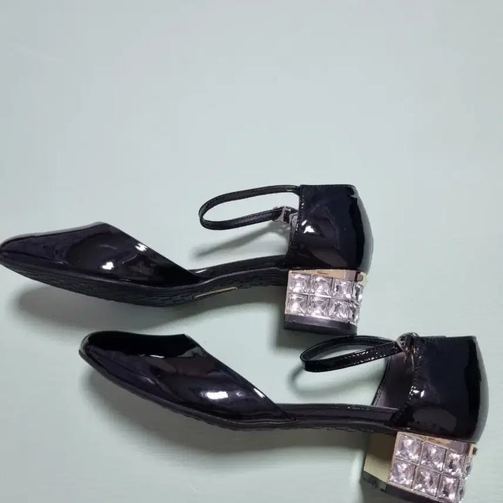 [BUNJANG] Black Enamel Cubic Heel Sandals / 블랙 에나멜 큐빅 힐 샌들