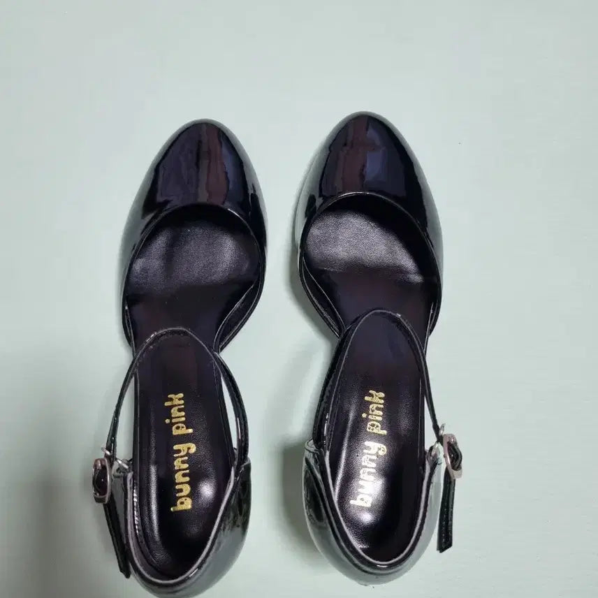 [BUNJANG] Black Enamel Cubic Heel Sandals / 블랙 에나멜 큐빅 힐 샌들