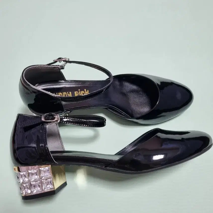 [BUNJANG] Black Enamel Cubic Heel Sandals / 블랙 에나멜 큐빅 힐 샌들