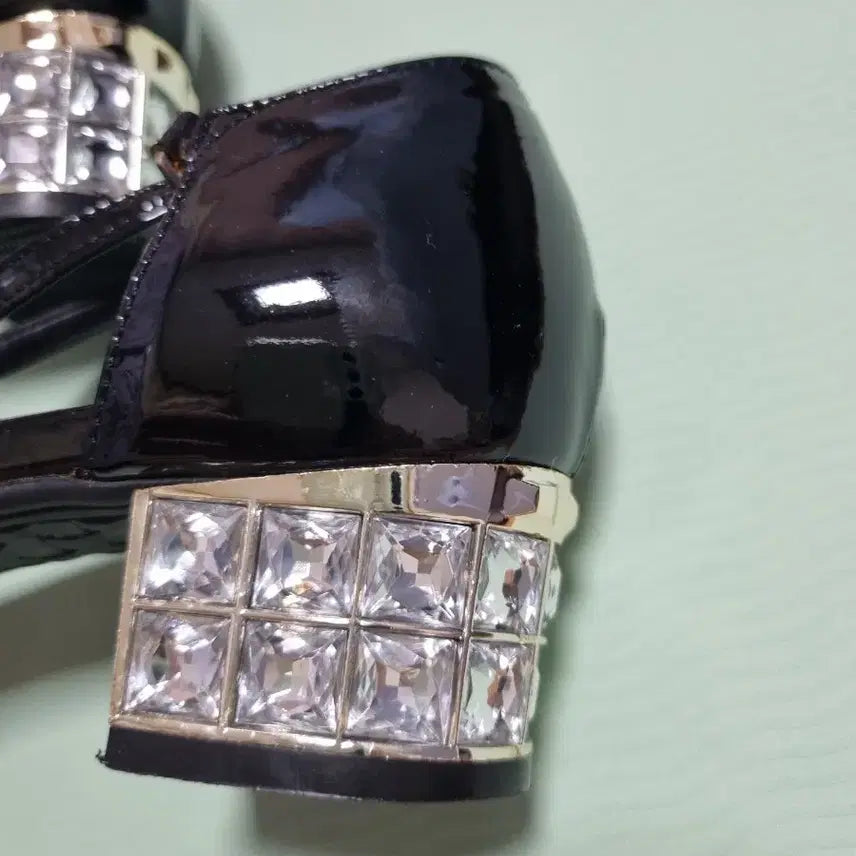 [BUNJANG] Black Enamel Cubic Heel Sandals / 블랙 에나멜 큐빅 힐 샌들