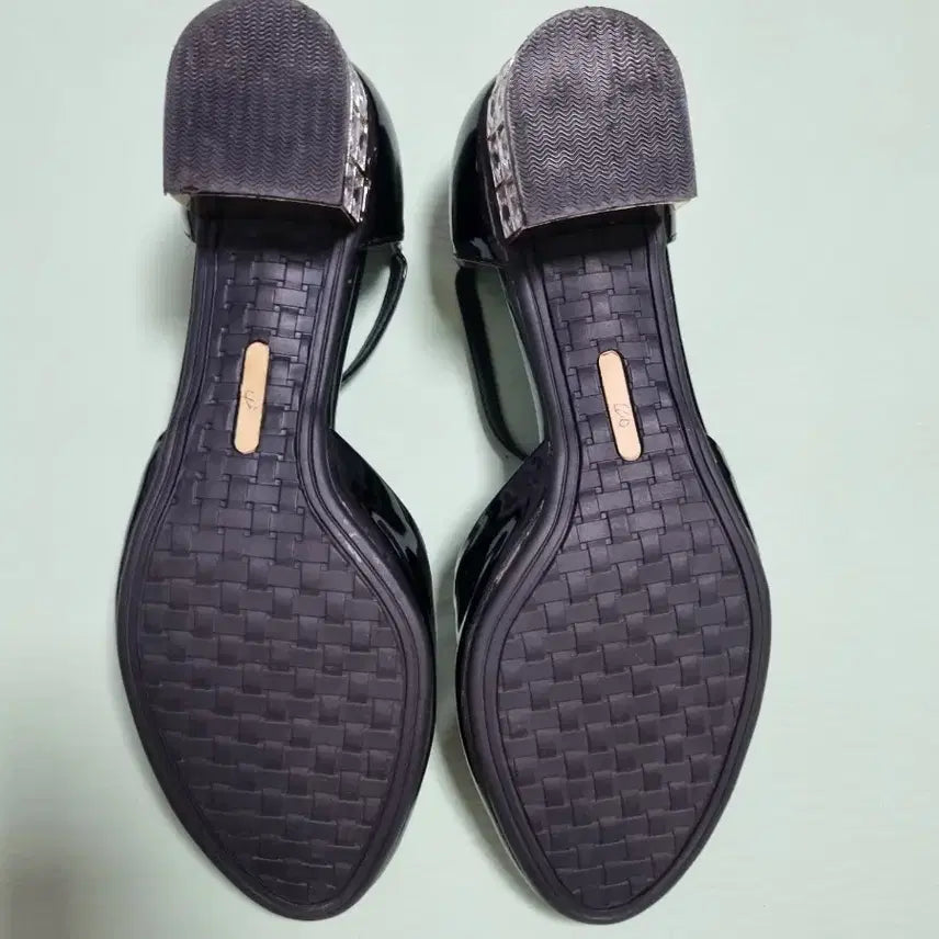 [BUNJANG] Black Enamel Cubic Heel Sandals / 블랙 에나멜 큐빅 힐 샌들