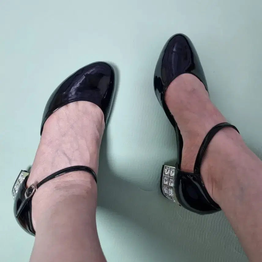 [BUNJANG] Black Enamel Cubic Heel Sandals / 블랙 에나멜 큐빅 힐 샌들