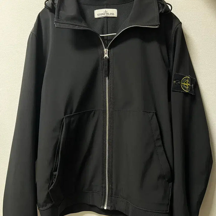 [BUNJANG] Stone Island Soft Shell Hooded Jacket / 스톤아일랜드 블랙 소프트쉘 바람막이 후드집업 s