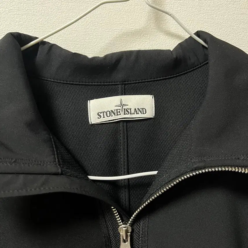 [BUNJANG] Stone Island Soft Shell Hooded Jacket / 스톤아일랜드 블랙 소프트쉘 바람막이 후드집업 s