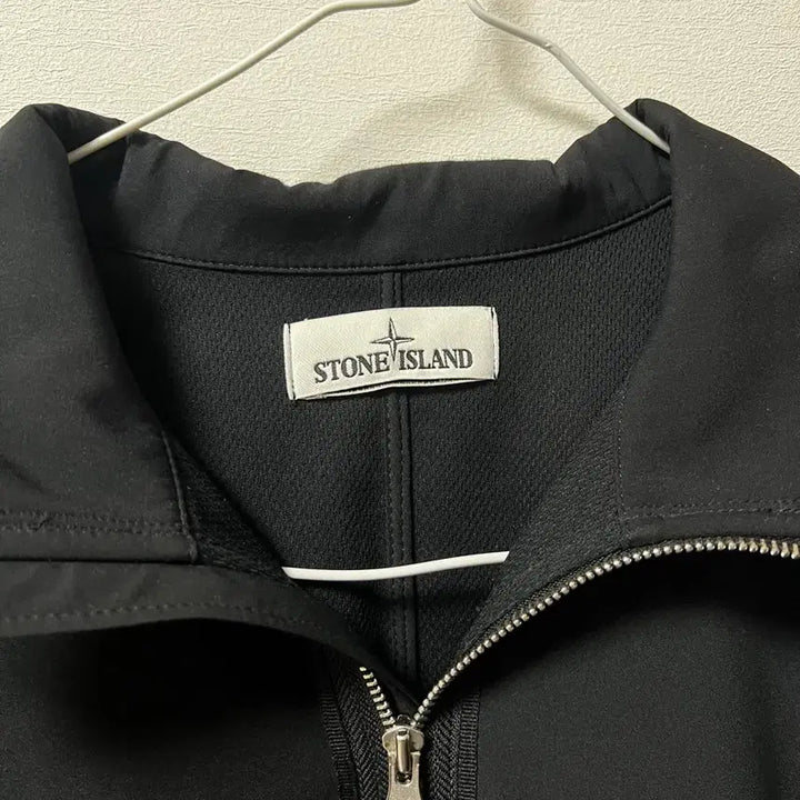 [BUNJANG] Stone Island Soft Shell Hooded Jacket / 스톤아일랜드 블랙 소프트쉘 바람막이 후드집업 s