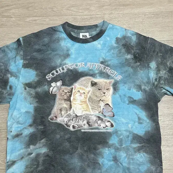 [BUNJANG] Sculptor Kitten Tie-Dye Short Sleeve T-Shirt Sky Blue S / 스컬프터 키튼 타이다이 반팔 티셔츠 스카이블루 S