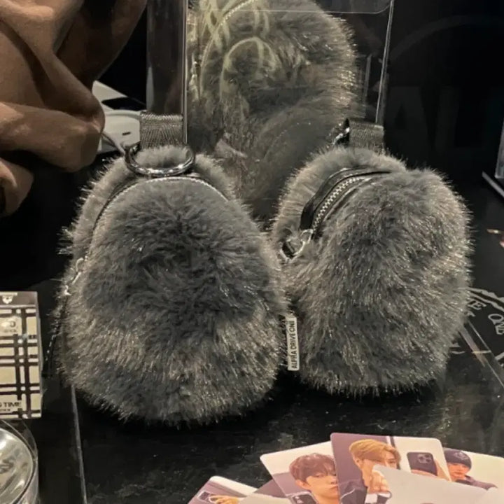 [SOLD OUT] 알디원 퍼 파우치만 양도 팝업 굿즈 ALD1 fur pouch