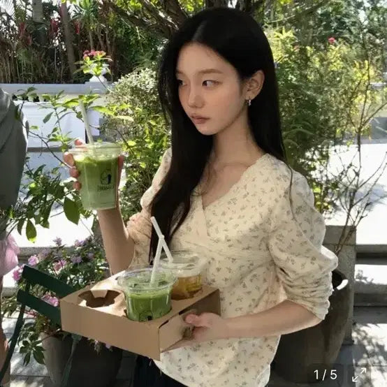 [BUNJANG] 레터프롬문 브이넥 레이스 티셔츠 크림 / 레터프롬문 브이넥 레이스 티셔츠 크림