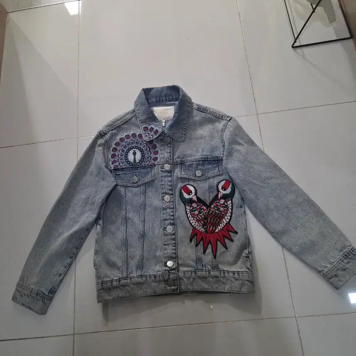 [SOLD OUT] maje 데님 자켓 패치 장식 라이트 블루