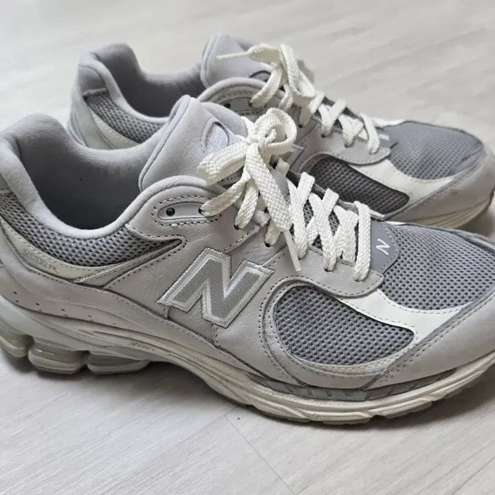 [BUNJANG] New Balance 2002R Gray Sneakers / 뉴발란스 2002R 그레이 운동화 9.5사이즈