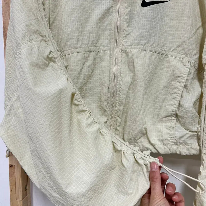 [BUNJANG] Nike Swoosh Logo Woven Crop Jacket Cream / 나이키 스우시 로고 우븐 크롭 자켓 크림컬러