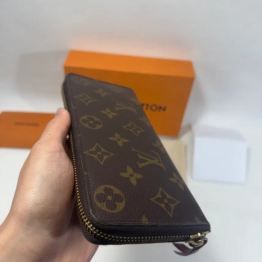 [SOLD OUT] [더핸드,풀구성] 루이비통 모노그램 클레망스 월릿 장지갑