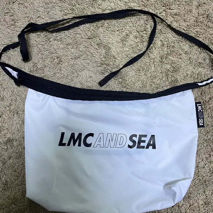 [BUNJANG] LMC White Waterproof Shoulder Bag / 새 상품 LMC 화이트 방수 숄더백
