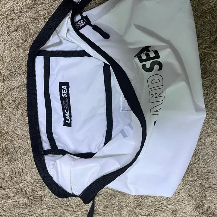 [BUNJANG] LMC White Waterproof Shoulder Bag / 새 상품 LMC 화이트 방수 숄더백