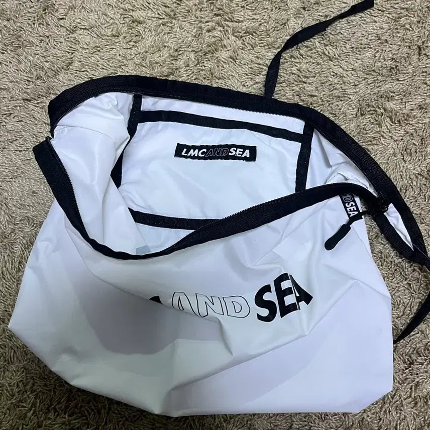 [BUNJANG] LMC White Waterproof Shoulder Bag / 새 상품 LMC 화이트 방수 숄더백