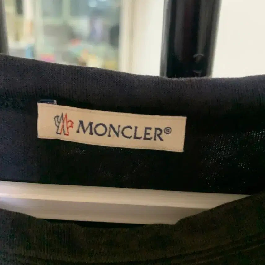[BUNJANG] 몽클레어 블랙 반팔 티셔츠 패치포인트 / 몽클레어 블랙 반팔 티셔츠 패치포인트