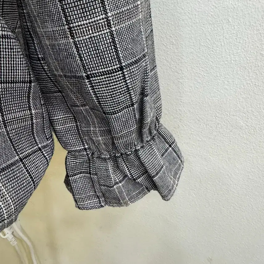[BUNJANG] SHASHA Checkered Frill Neck Blouse with Ribbon Detail / 샤샤 SHASHA 체크 프릴넥 블라우스 리본 디테일 빈티지 무드