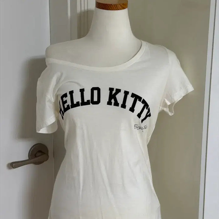 [BUNJANG] Hello Kitty One Shoulder White Short Sleeve T-Shirt / 헬로키티 원숄더 화이트 반팔 어항빈티지진리엣팃시베이비베어소소혜지