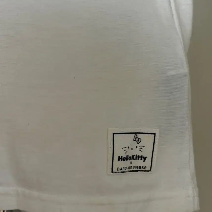 [BUNJANG] Hello Kitty One Shoulder White Short Sleeve T-Shirt / 헬로키티 원숄더 화이트 반팔 어항빈티지진리엣팃시베이비베어소소혜지
