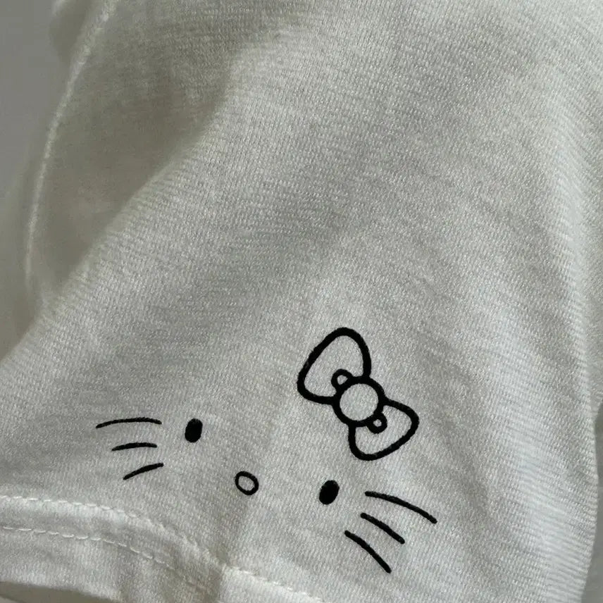[BUNJANG] Hello Kitty One Shoulder White Short Sleeve T-Shirt / 헬로키티 원숄더 화이트 반팔 어항빈티지진리엣팃시베이비베어소소혜지