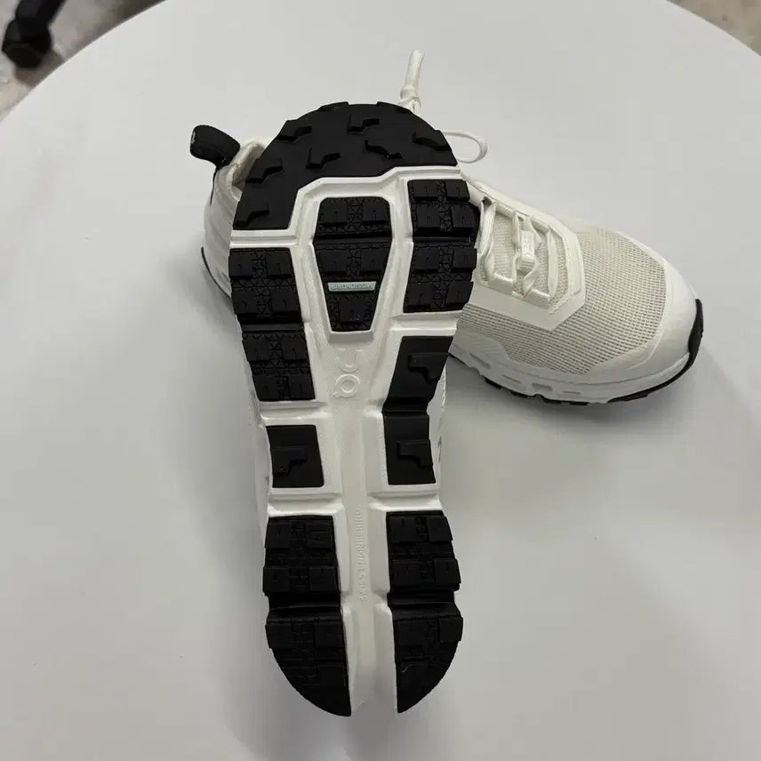 [BUNJANG] On Running Cloudultra 2 Undyed White Sneakers / (250) 온 러닝 클라우드울트라 2 언다이드 화이트