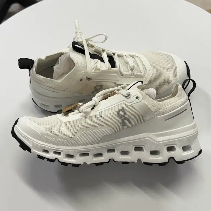 [BUNJANG] On Running Cloudultra 2 Undyed White Sneakers / (250) 온 러닝 클라우드울트라 2 언다이드 화이트