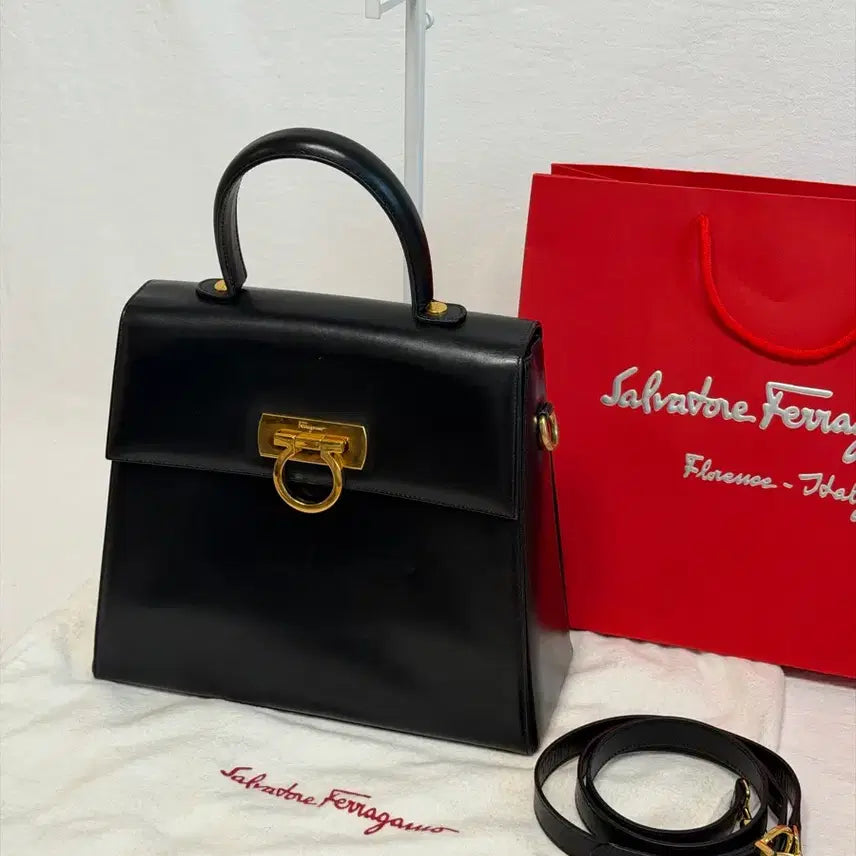 [BUNJANG] Salvatore Ferragamo Gancini Medium Black Top Handle Tote Bag / 정품 페라가모 블랙 미디움 간치니백 토트백 탑핸들백 핸드백 차정원백