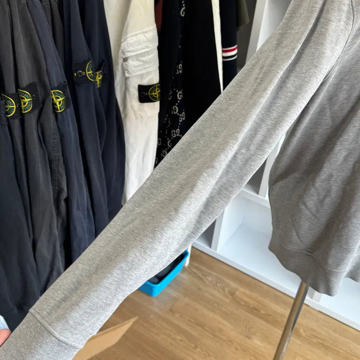 [BUNJANG] Stone Island Gray Crewneck Sweatshirt / [새상품급,L] 스톤아일랜드 그레이 맨투맨 후드티 긴팔티 기모티