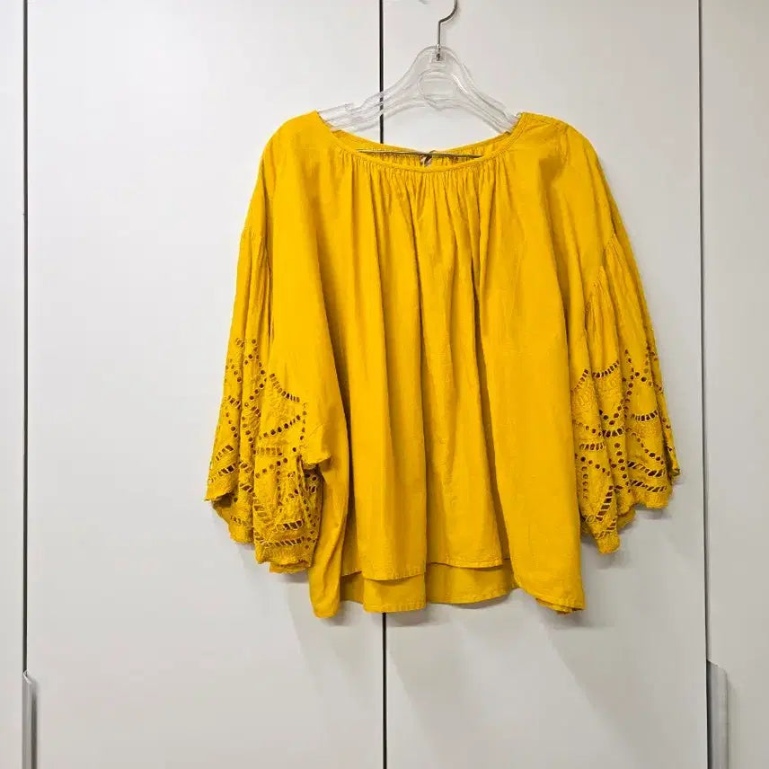[SOLD OUT] 일본수입 자수펀칭 포인트 품넓은 블라우스
