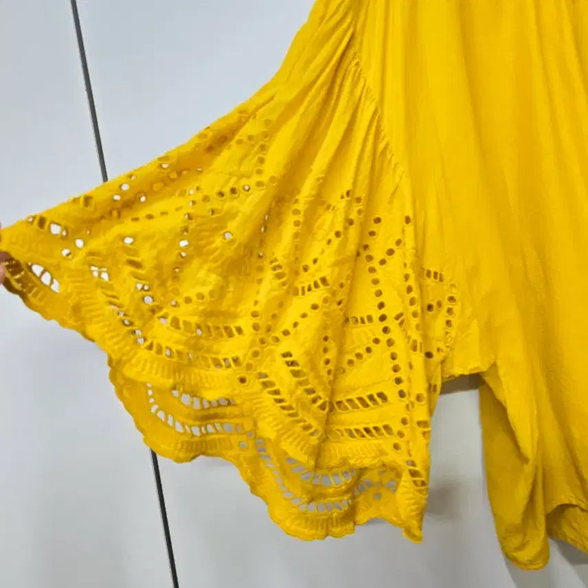 [SOLD OUT] 일본수입 자수펀칭 포인트 품넓은 블라우스
