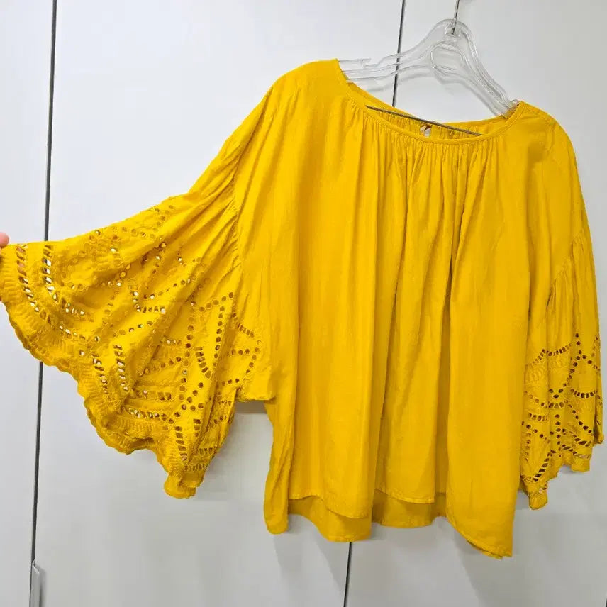 [SOLD OUT] 일본수입 자수펀칭 포인트 품넓은 블라우스
