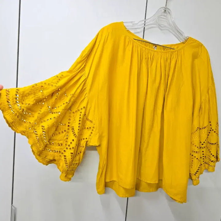[SOLD OUT] 일본수입 자수펀칭 포인트 품넓은 블라우스