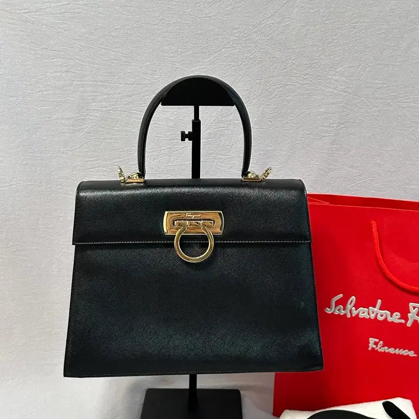 [BUNJANG] Salvatore Ferragamo Black Gancini Top Handle Kelly Bag Saffiano Leather / 페라가모 블랙 토트백 + 스트랩 간치니 탑핸들 켈리백 사피아노