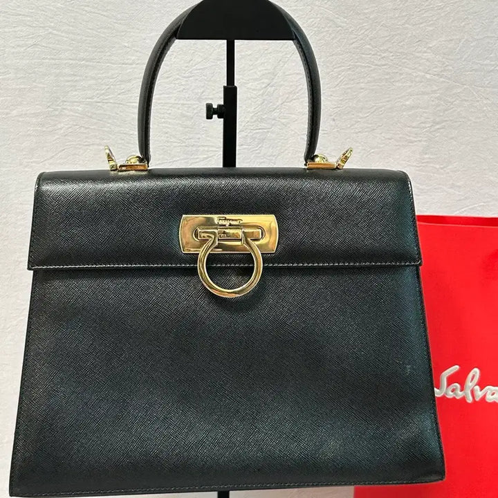 [BUNJANG] Salvatore Ferragamo Black Gancini Top Handle Kelly Bag Saffiano Leather / 페라가모 블랙 토트백 + 스트랩 간치니 탑핸들 켈리백 사피아노