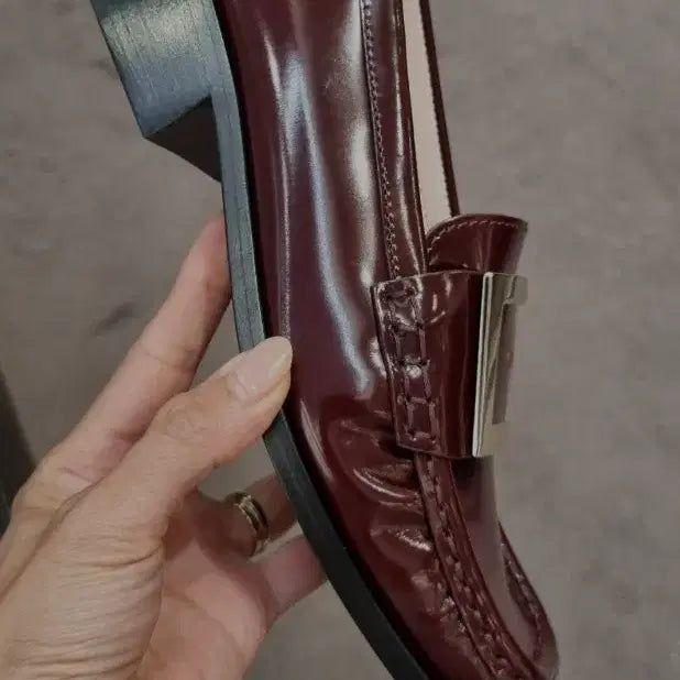 [BUNJANG] Roger Vivier Preppy Viv Loafers Wine Enamel / 로저비비에로퍼