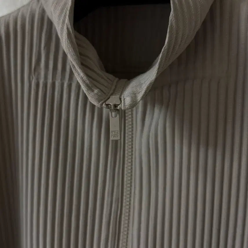 [BUNJANG] Homme Plisse Monthly Half-Zip T-Shirt (Size 4) / 옴므플리세 먼슬리 반집업 티셔츠 (4)