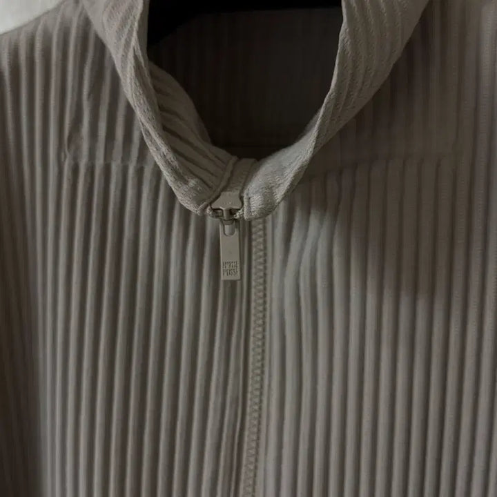 [BUNJANG] Homme Plisse Monthly Half-Zip T-Shirt (Size 4) / 옴므플리세 먼슬리 반집업 티셔츠 (4)
