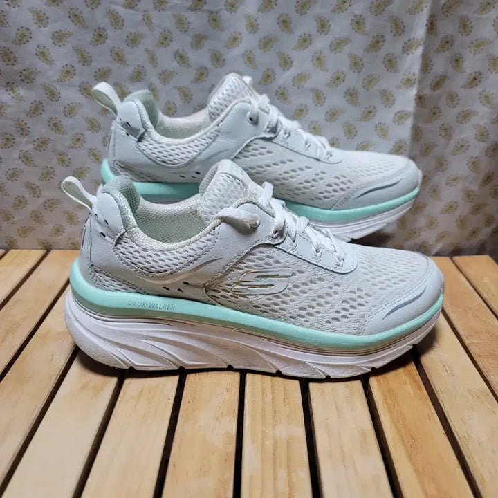 [SOLD OUT] 스케쳐스 디럭스  운동화 240
