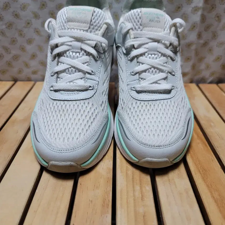 [SOLD OUT] 스케쳐스 디럭스  운동화 240