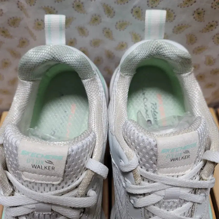 [SOLD OUT] 스케쳐스 디럭스  운동화 240