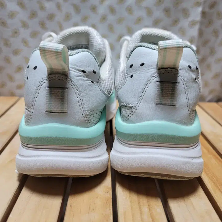 [SOLD OUT] 스케쳐스 디럭스  운동화 240